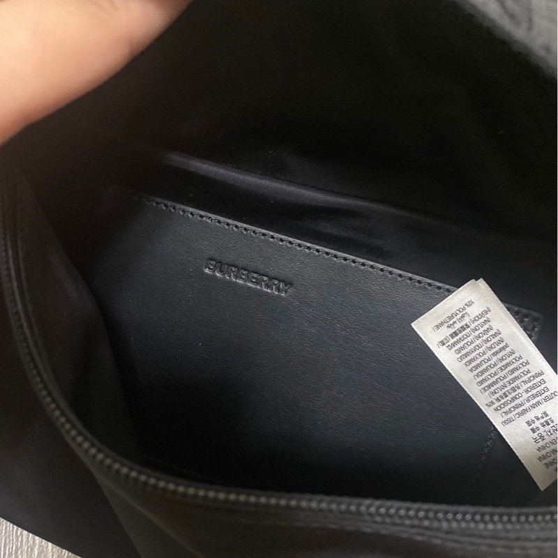 BURBERRY 黑底文字款胸包 全新-11