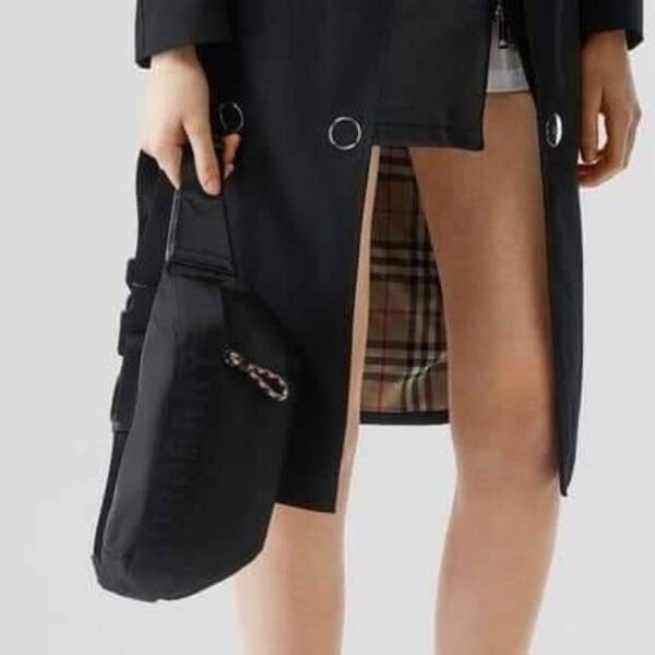 BURBERRY 黑底文字款胸包 全新-5