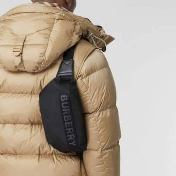 BURBERRY 黑底文字款胸包 全新-7