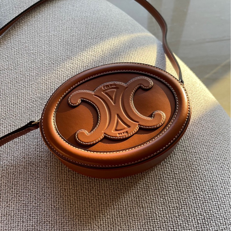 Celine 平滑小牛皮Cuir Triomphe 斜背橢圓形銀包-0