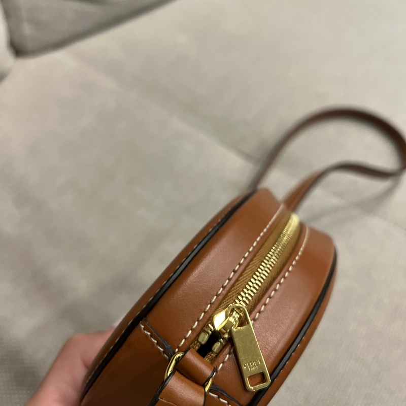 Celine 平滑小牛皮Cuir Triomphe 斜背橢圓形銀包-1