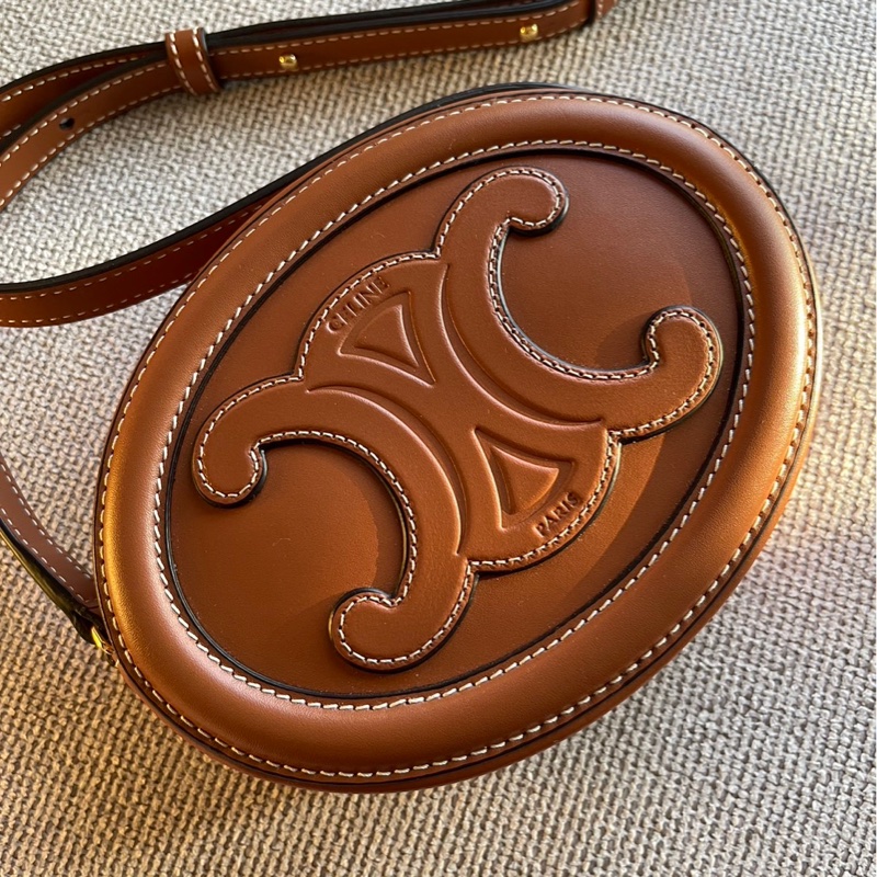 Celine 平滑小牛皮Cuir Triomphe 斜背橢圓形銀包-4