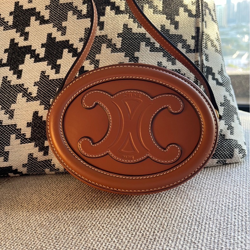 Celine 平滑小牛皮Cuir Triomphe 斜背橢圓形銀包-5