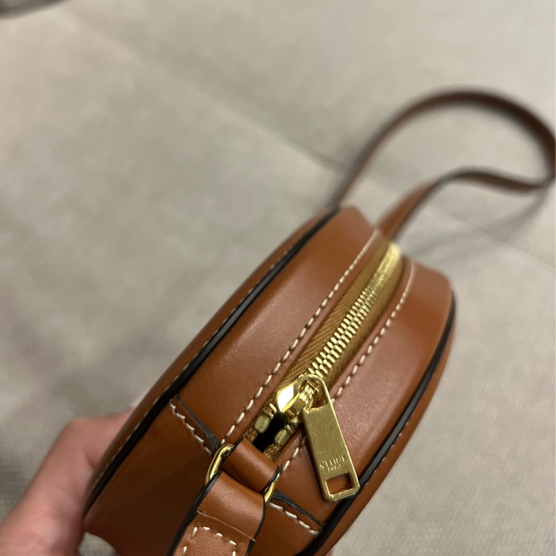 Celine 平滑小牛皮Cuir Triomphe 斜背橢圓形銀包-7