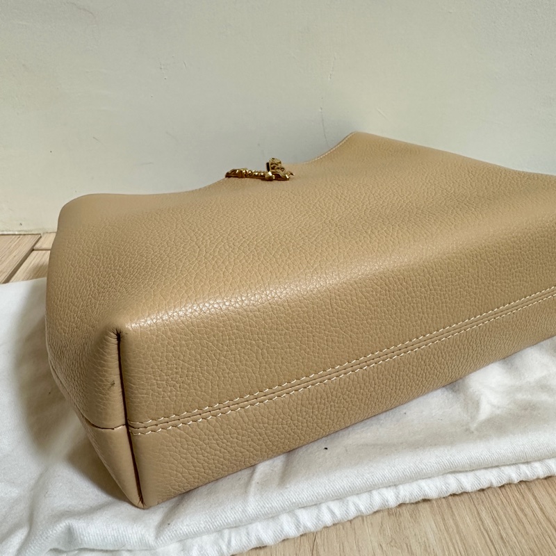 VERSACE 荔枝紋小牛皮腋下/側背包-6