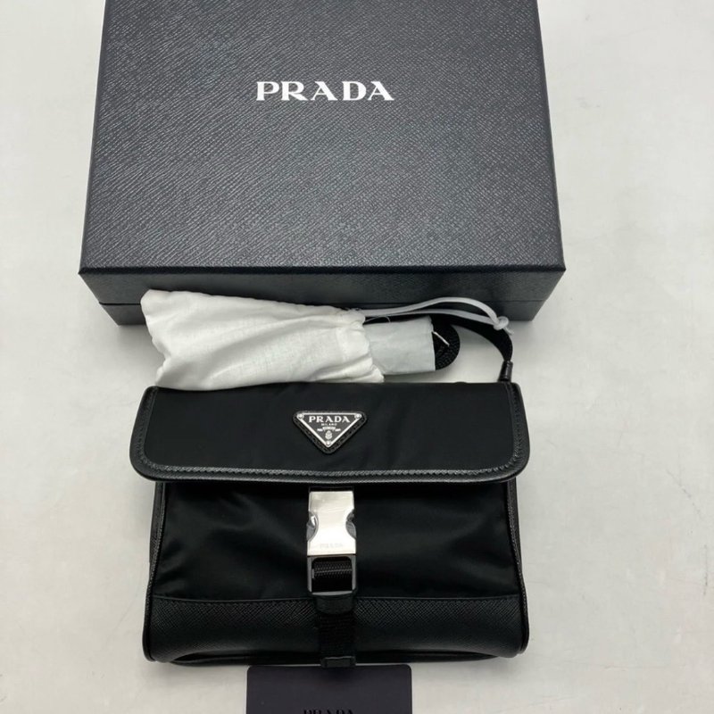 Prada 2ZH108 Re-Nylon和Saffiano皮革智慧手機保護包《2024季度新品》-1