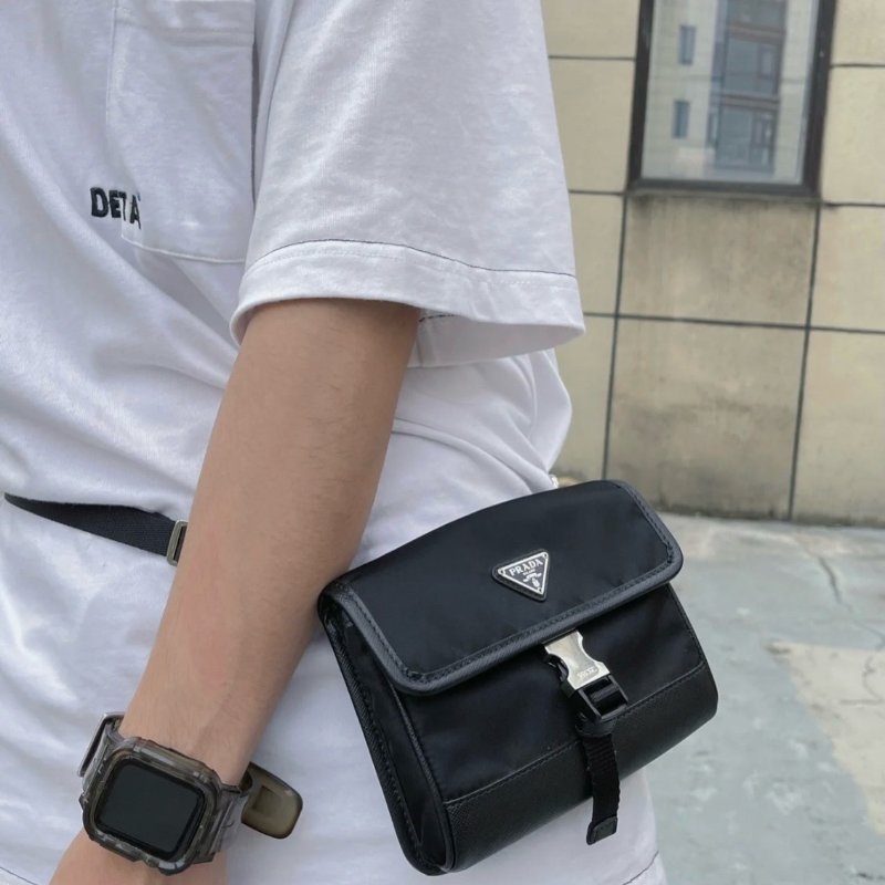 Prada 2ZH108 Re-Nylon和Saffiano皮革智慧手機保護包《2024季度新品》-9