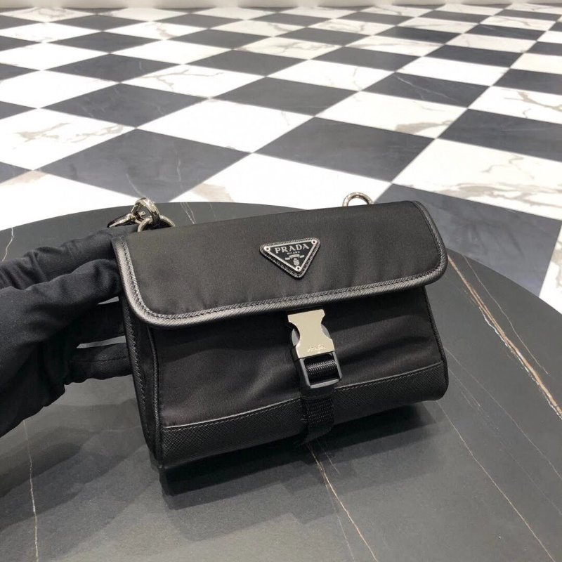 Prada 2ZH108 Re-Nylon和Saffiano皮革智慧手機保護包《2024季度新品》-10