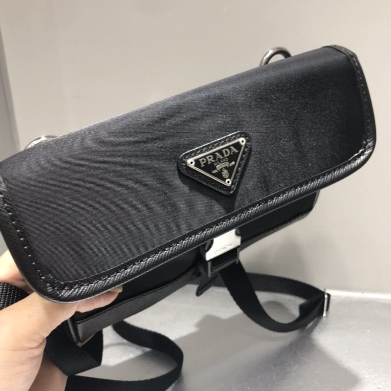 Prada 2ZH108 Re-Nylon和Saffiano皮革智慧手機保護包《2024季度新品》-13