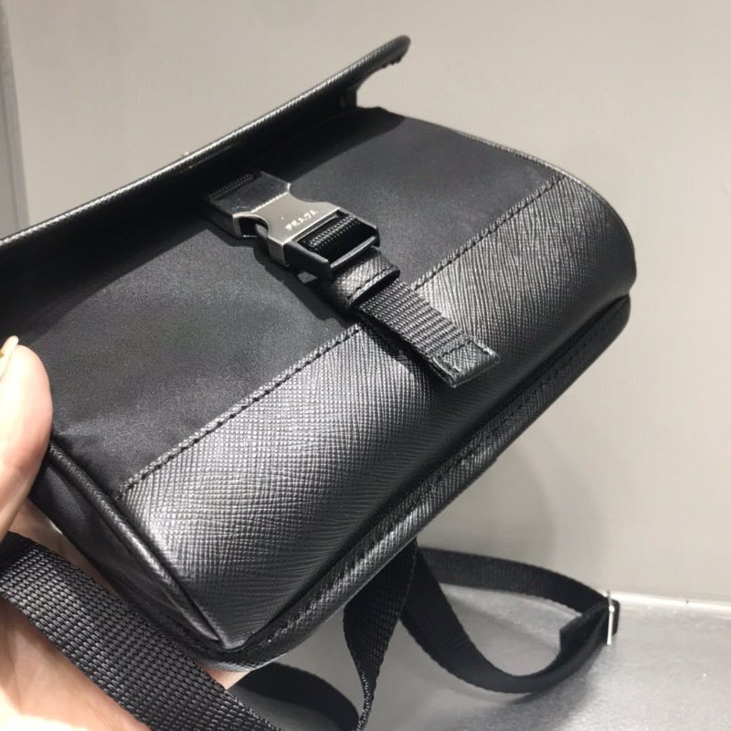 Prada 2ZH108 Re-Nylon和Saffiano皮革智慧手機保護包《2024季度新品》-14