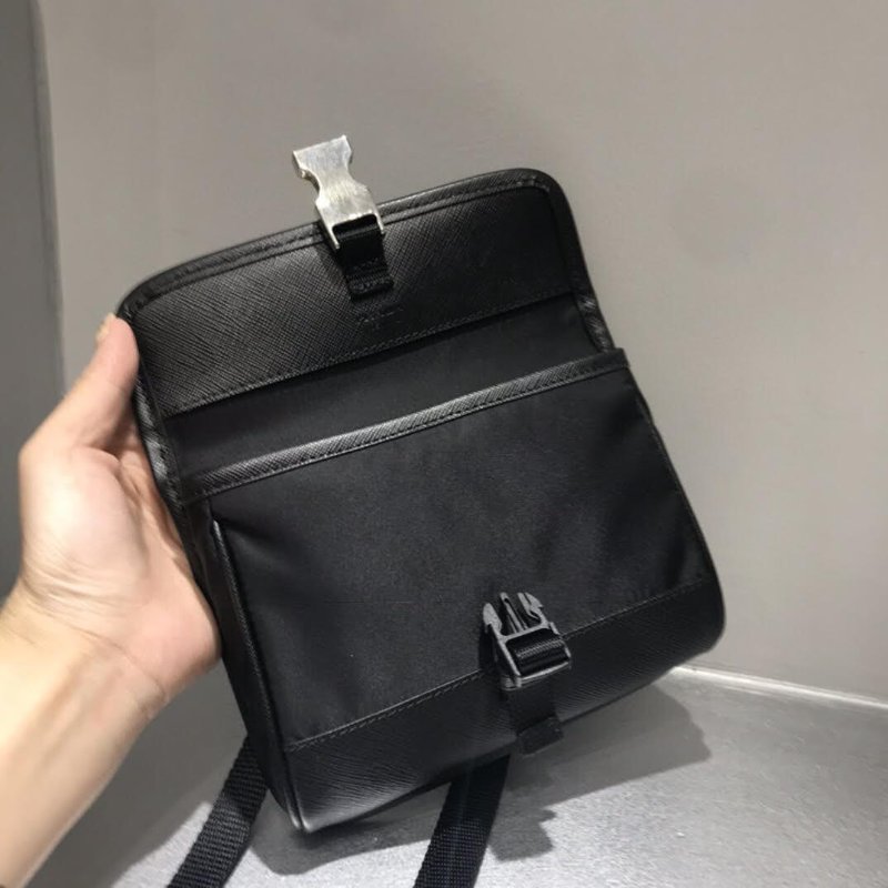 Prada 2ZH108 Re-Nylon和Saffiano皮革智慧手機保護包《2024季度新品》-16