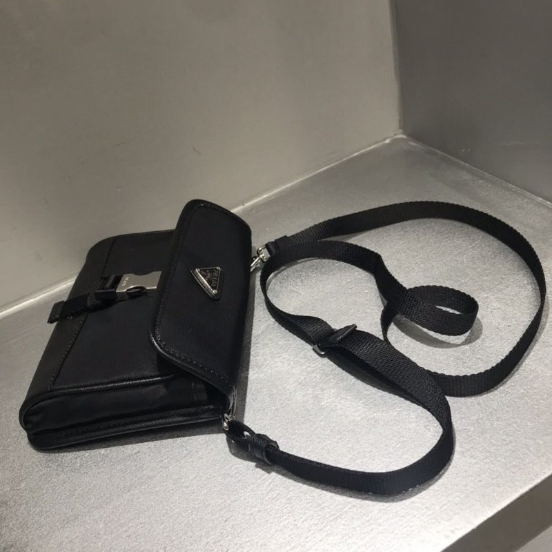 Prada 2ZH108 Re-Nylon和Saffiano皮革智慧手機保護包《2024季度新品》-17