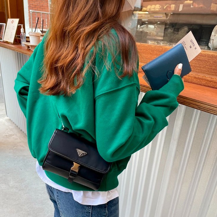 Prada 2ZH108 Re-Nylon和Saffiano皮革智慧手機保護包《2024季度新品》-4