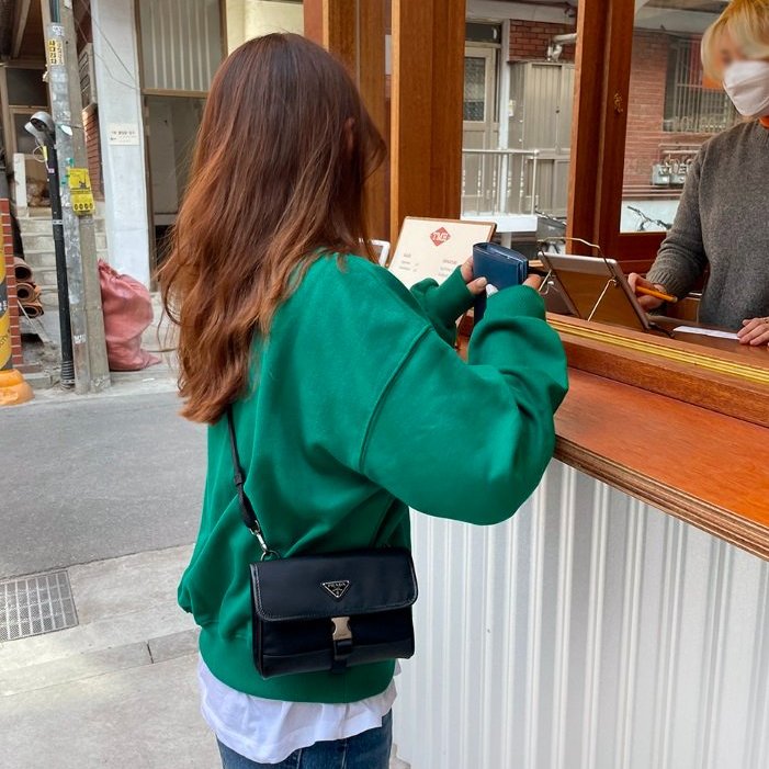 Prada 2ZH108 Re-Nylon和Saffiano皮革智慧手機保護包《2024季度新品》-5