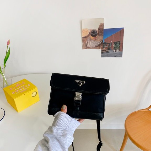 Prada 2ZH108 Re-Nylon和Saffiano皮革智慧手機保護包《2024季度新品》-11