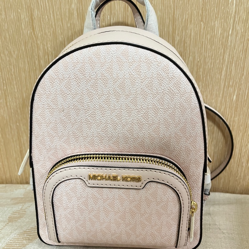 MK滿版老花小後背包（粉色）-0