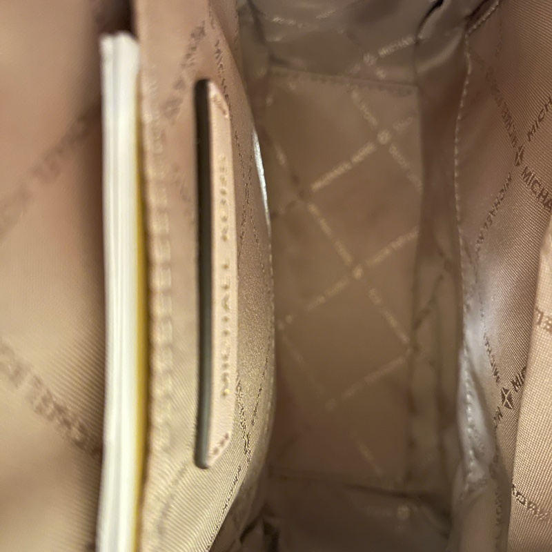 MK滿版老花小後背包（粉色）-4