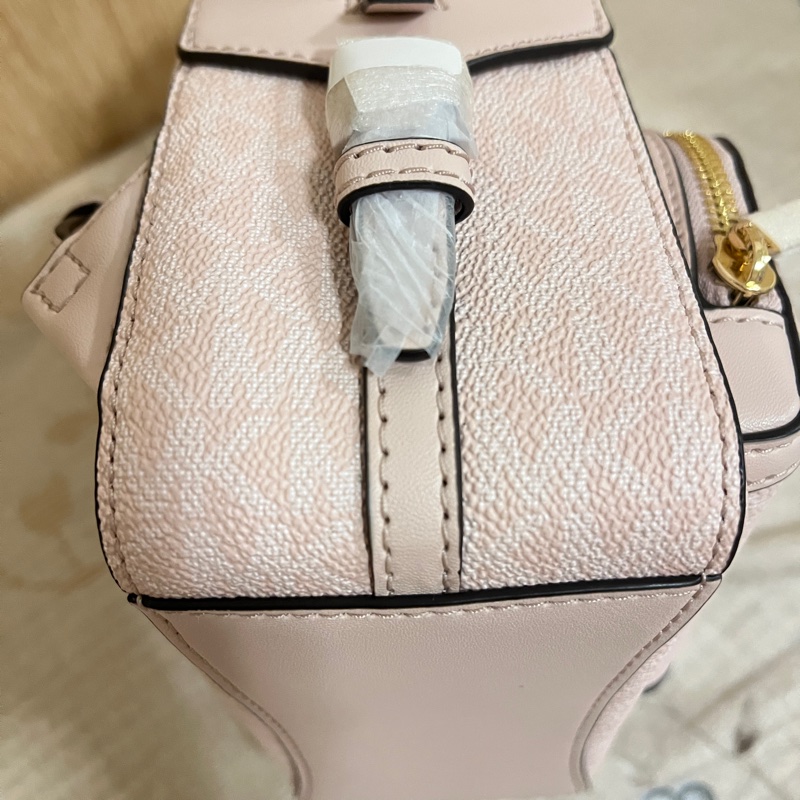 MK滿版老花小後背包（粉色）-13