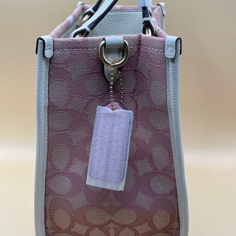 Coach 新款Dempsey白粉色22托特包(小號)-3