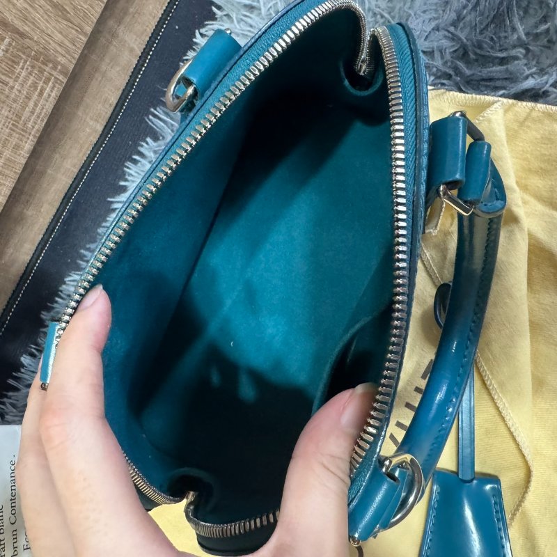 LV Alma bb epi 貝殼包-15