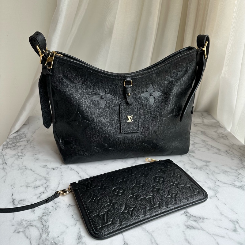 M46288 CarryAll PM黑牛皮壓紋肩背包-1