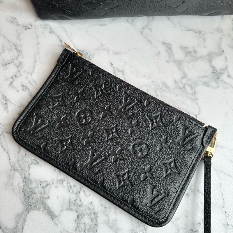 M46288 CarryAll PM黑牛皮壓紋肩背包-3