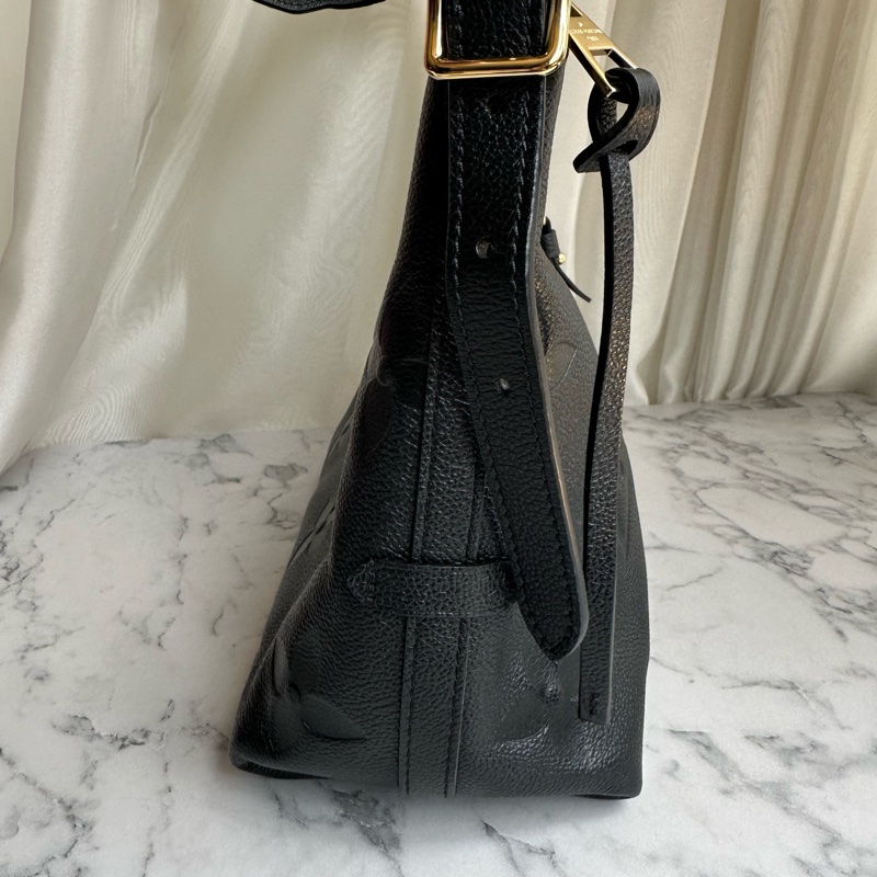 M46288 CarryAll PM黑牛皮壓紋肩背包-5