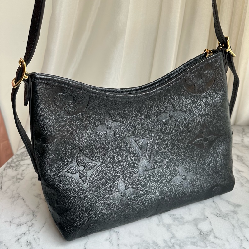 M46288 CarryAll PM黑牛皮壓紋肩背包-6