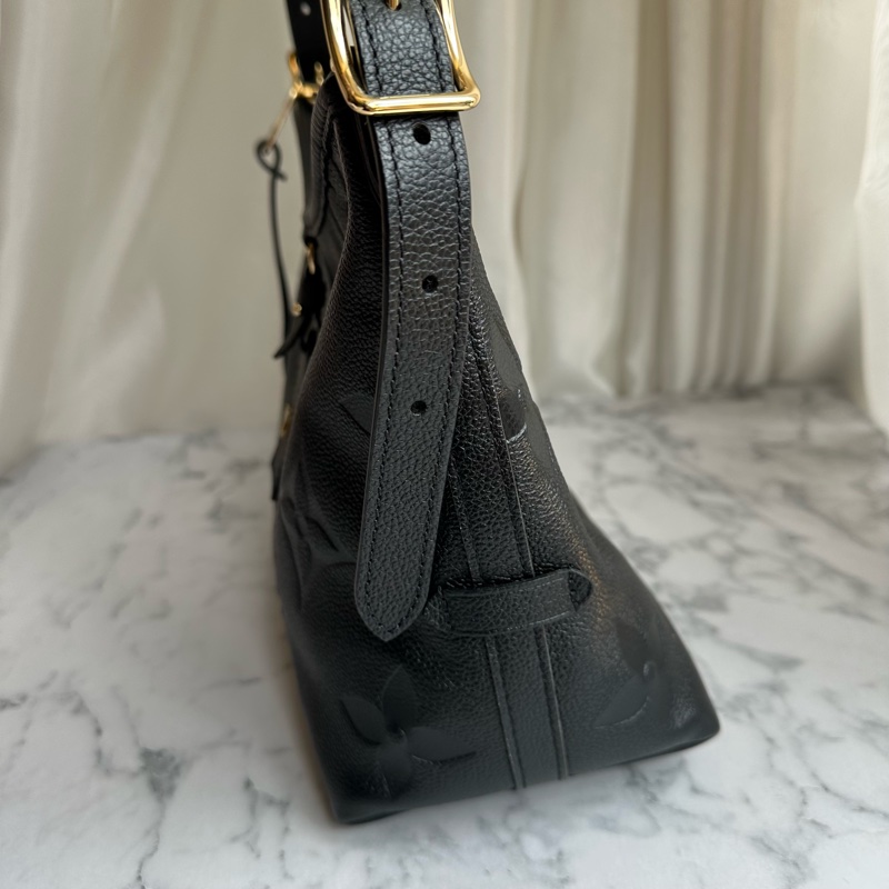 M46288 CarryAll PM黑牛皮壓紋肩背包-7