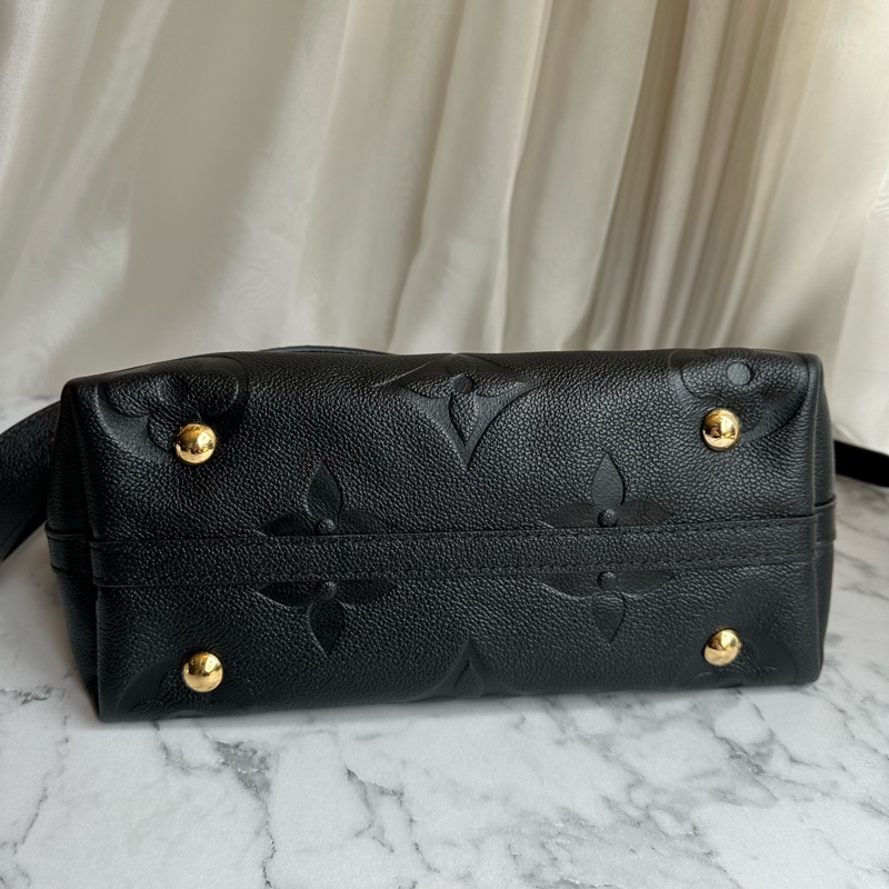 M46288 CarryAll PM黑牛皮壓紋肩背包-8