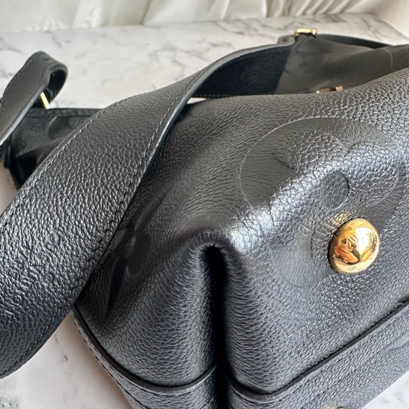 M46288 CarryAll PM黑牛皮壓紋肩背包-9