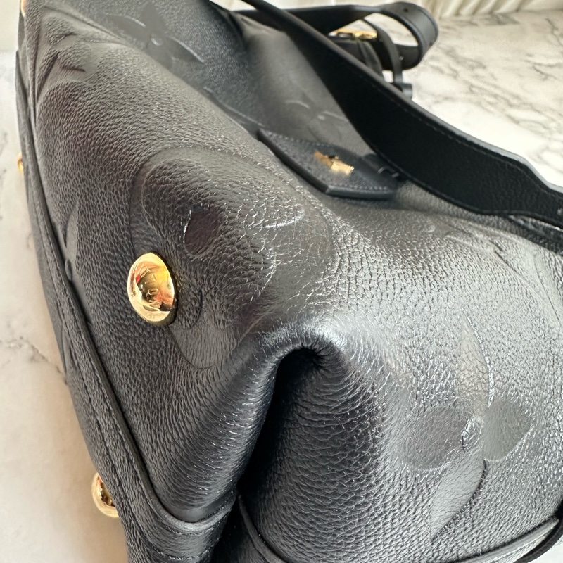 M46288 CarryAll PM黑牛皮壓紋肩背包-10