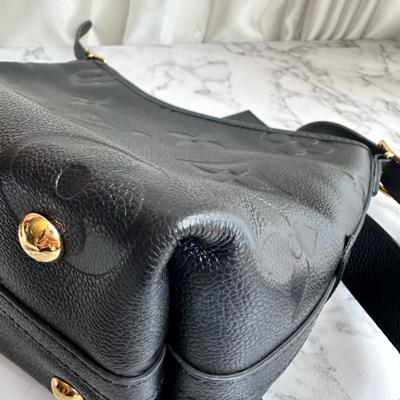 M46288 CarryAll PM黑牛皮壓紋肩背包-11