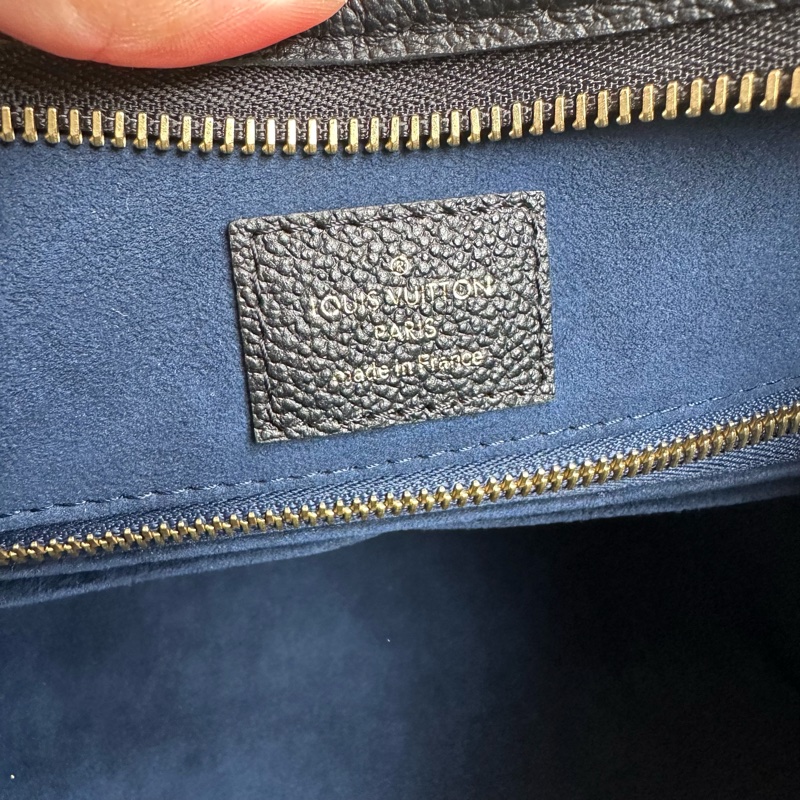 M46288 CarryAll PM黑牛皮壓紋肩背包-14