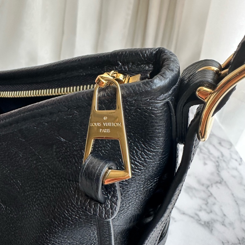 M46288 CarryAll PM黑牛皮壓紋肩背包-17