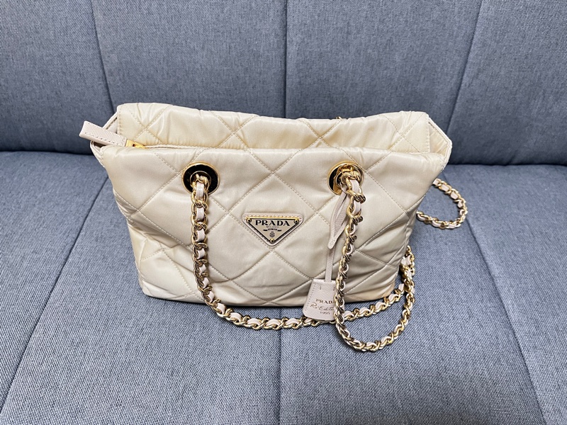 過年限定價Prada 奶茶色肩背包 降落傘包 全新-1