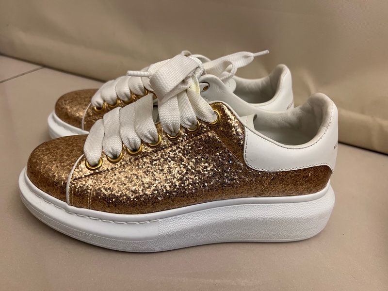 Alexander McQuuen 經典小白鞋特殊亮片款-2