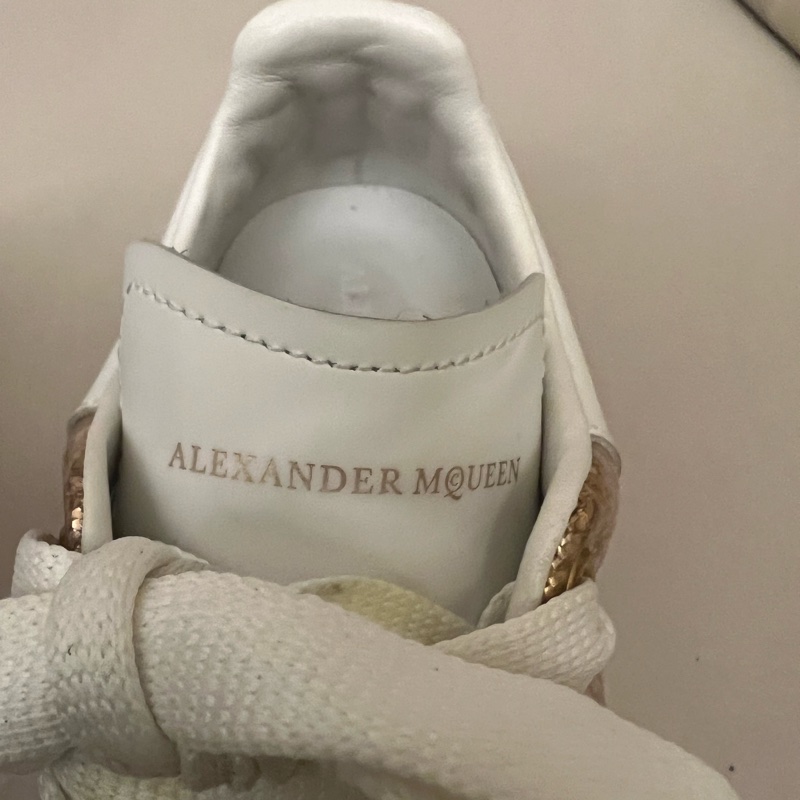Alexander McQuuen 經典小白鞋特殊亮片款-4