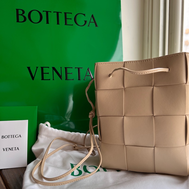 bottega veneta 12格燕麥色水桶包-0