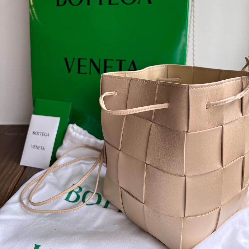 bottega veneta 12格燕麥色水桶包-1