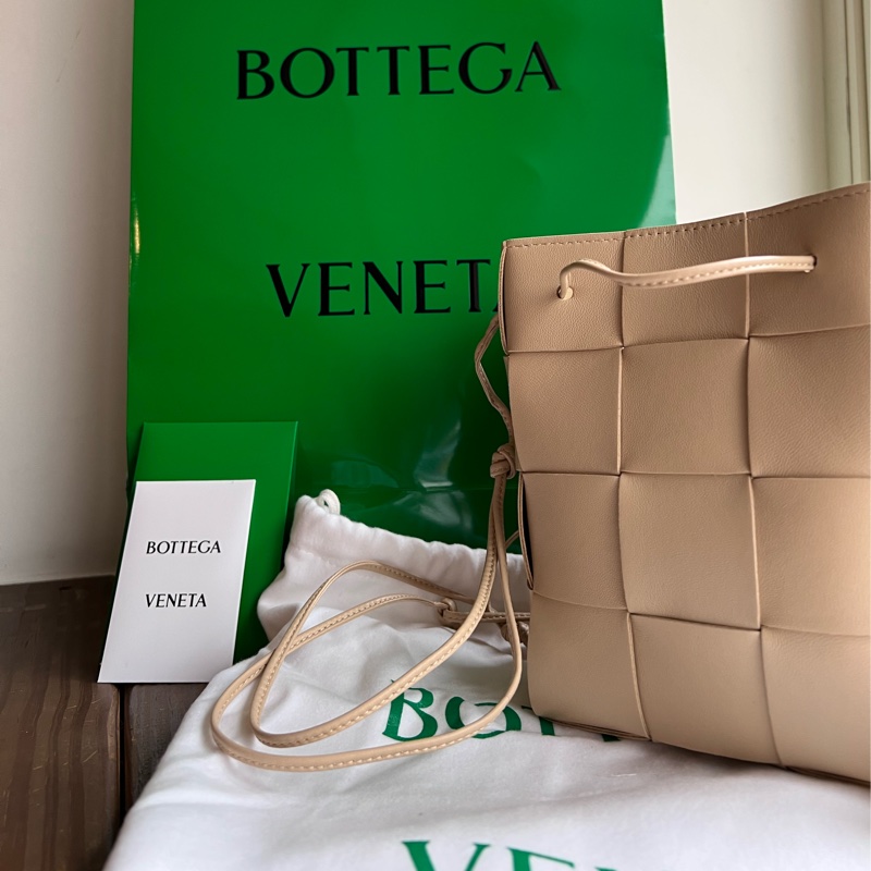 bottega veneta 12格燕麥色水桶包-2