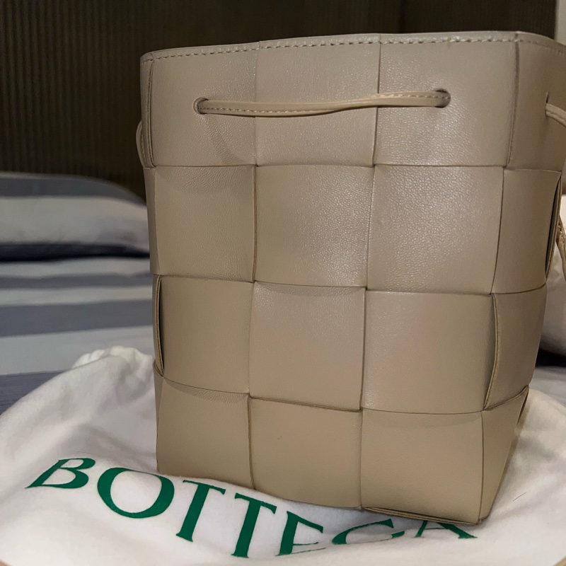 bottega veneta 12格燕麥色水桶包-5