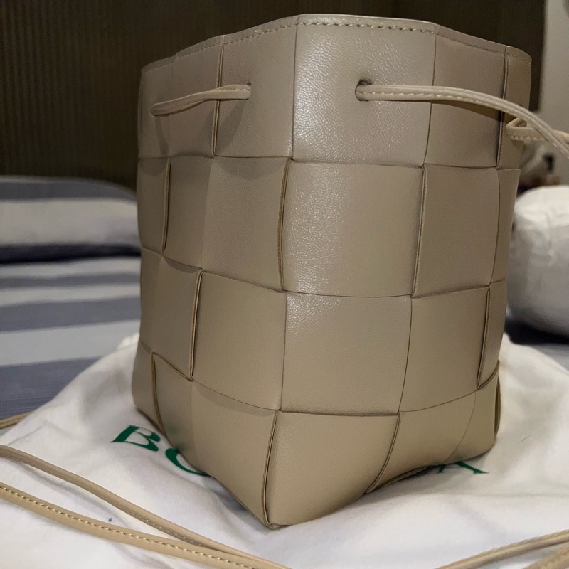 bottega veneta 12格燕麥色水桶包-6