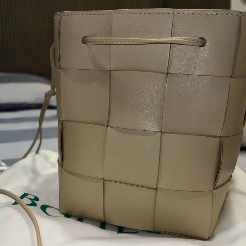 bottega veneta 12格燕麥色水桶包-7