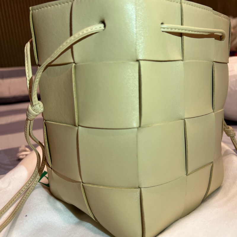 bottega veneta 12格燕麥色水桶包-10