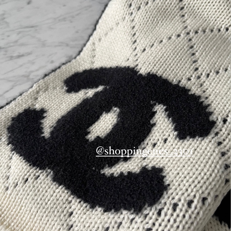 沒了喔 CHANEL 經典雙面黑白字母圍巾-3