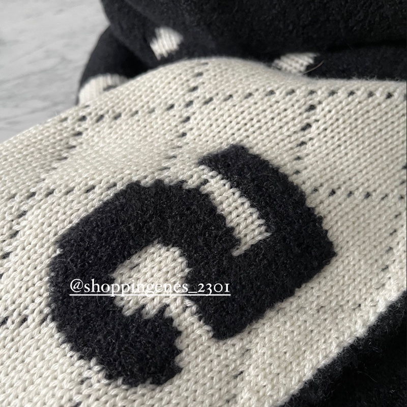 沒了喔 CHANEL 經典雙面黑白字母圍巾-4