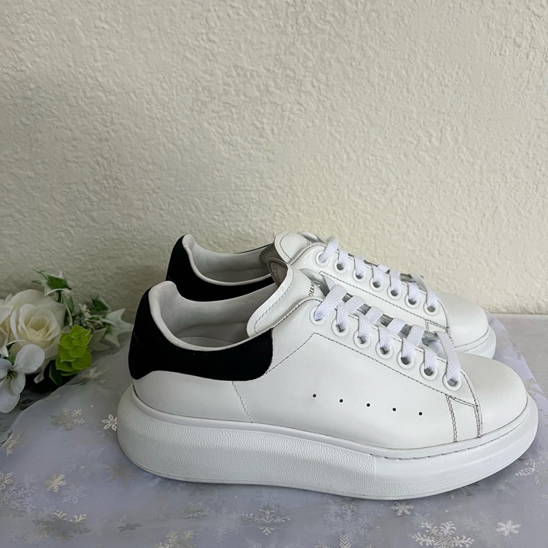 CT BAGS|【二手現貨】McQueen 經典黑尾小白鞋-3