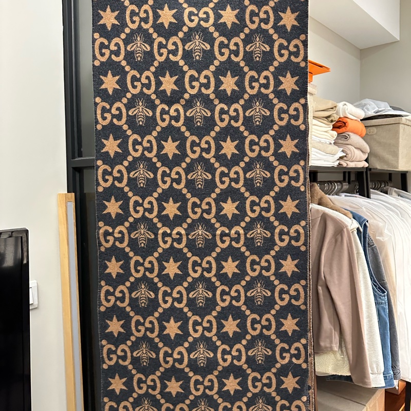 保留中~GUCCI Bees and Stars GG Logo蜜蜂星星羊毛圍巾(灰黑色/棕色)兩面都可以用-10