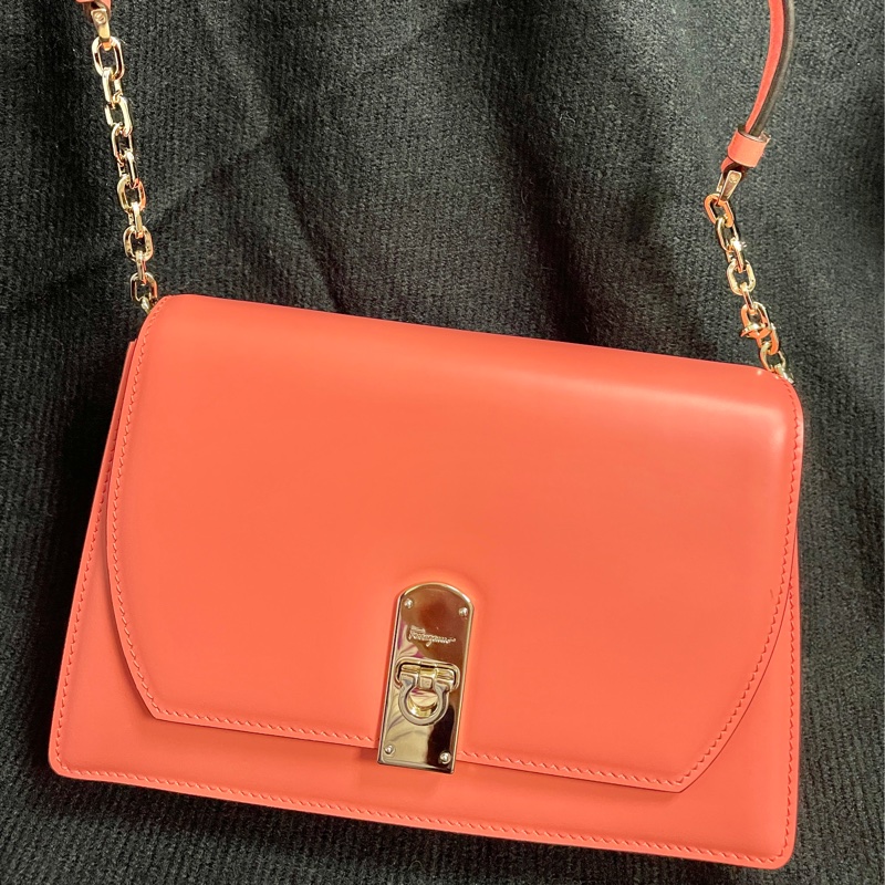 Salvatore Ferragamo Gancini BOXYZ AU-22 E006 | 全新真皮女士斜跨包珊瑚橙，粉橙-0